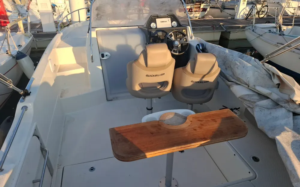 slider 31 Quicksilver Activ 755 Sundeck