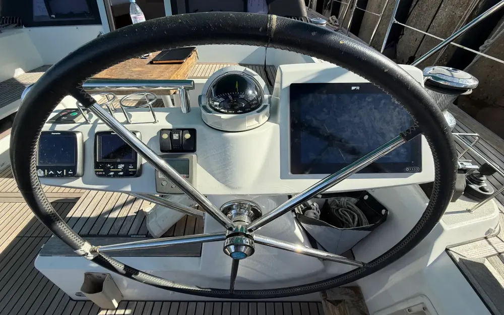 slider 10 Beneteau Sense 50