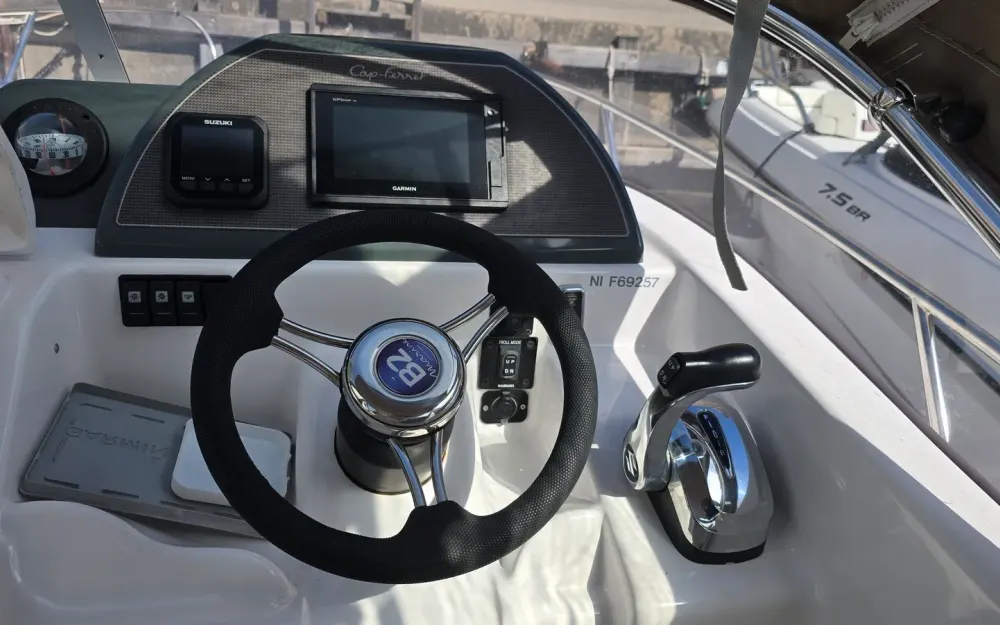slider 1 B2 Marine CAP FERRET 752 CRUISER