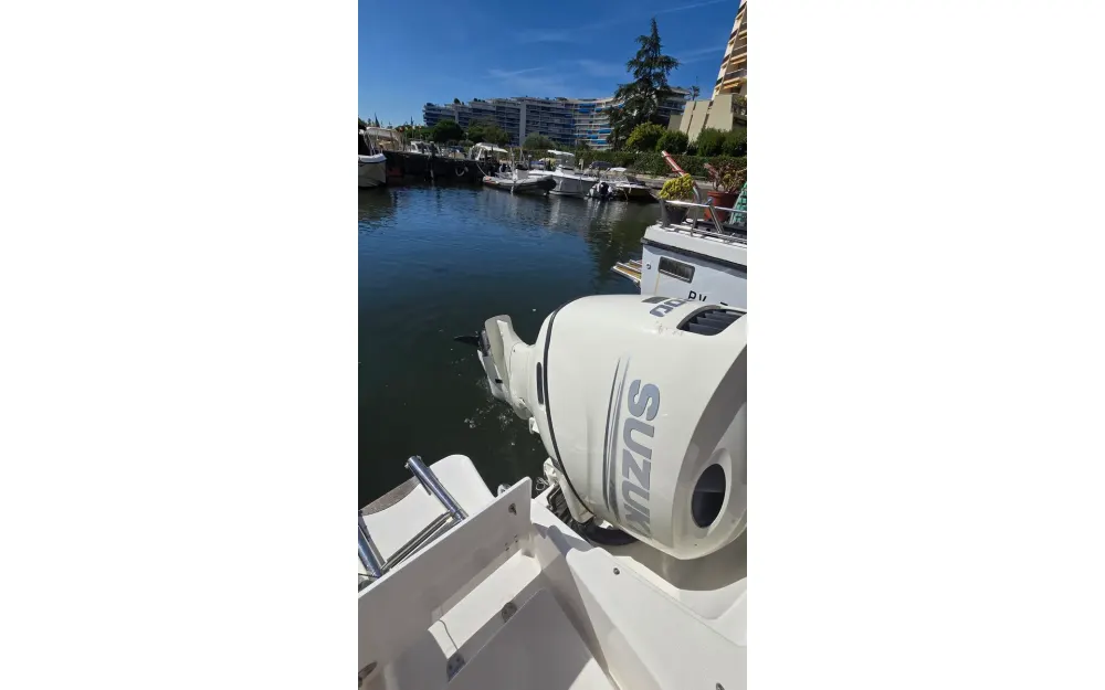 slider 6 B2 Marine CAP FERRET 752 CRUISER
