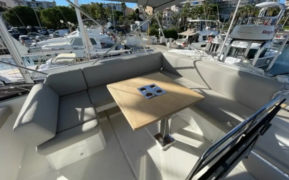 slider 8 Jeanneau Prestige 520 Fly