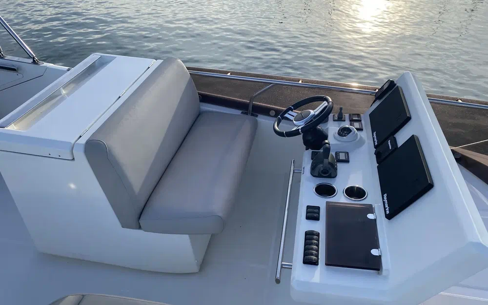 slider 12 Jeanneau Prestige 520 Fly