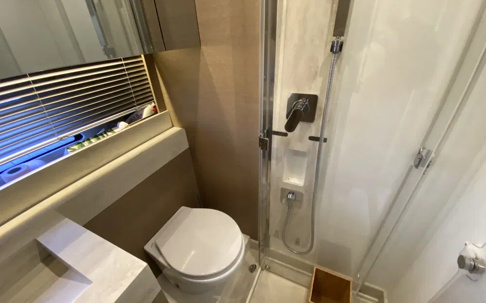 slider 18 Jeanneau Prestige 520 Fly