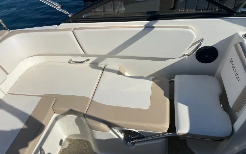 slider 9 Bayliner VR5 Cuddy