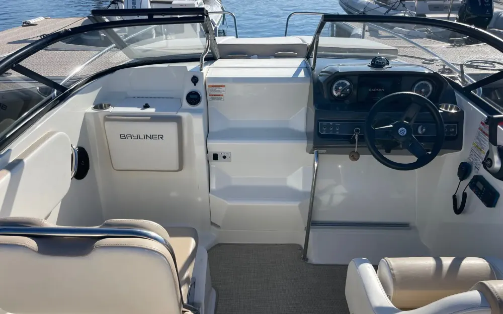slider 6 Bayliner VR5 Cuddy