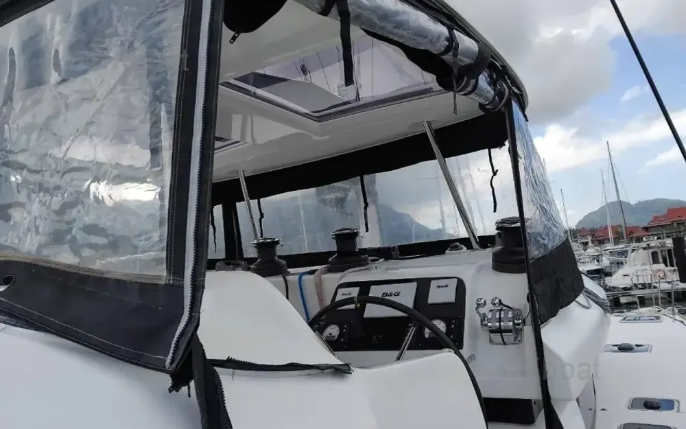 slider 5 Lagoon  450 Sport Top