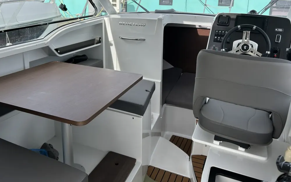 slider 4 Beneteau Antares 8 OB