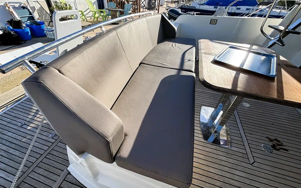 slider 1 Prestige Yachts 420 Fly