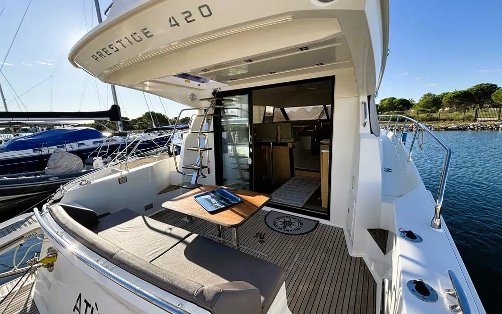 slider 4 Prestige Yachts 420 Fly