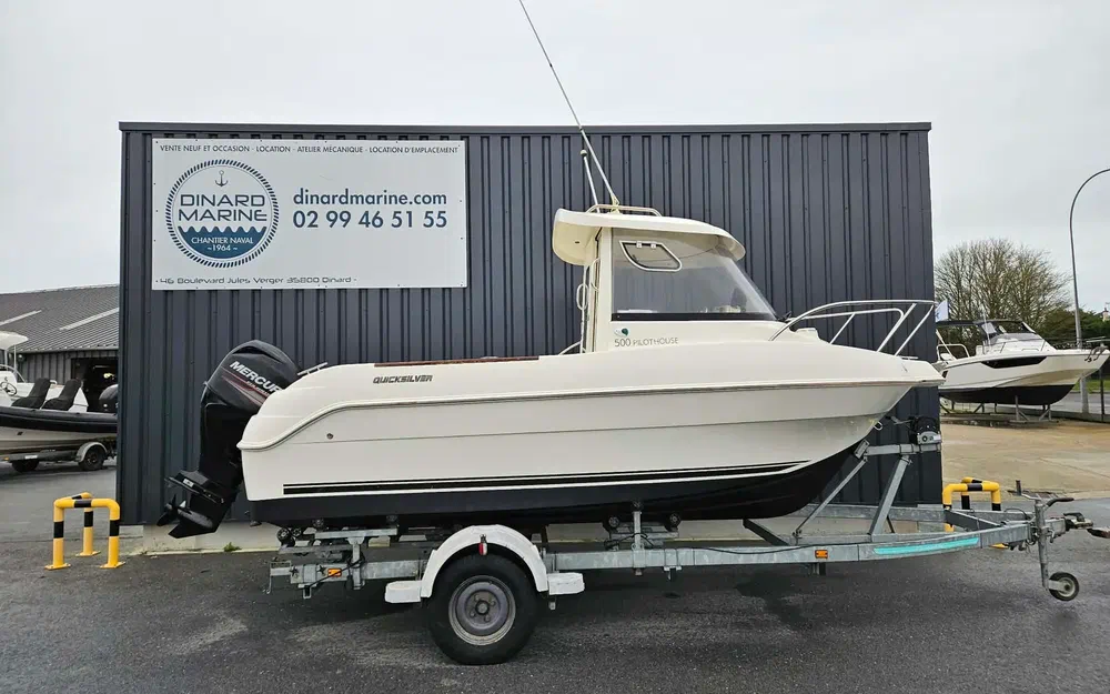 slider 2 Quicksilver 500 Pilothouse