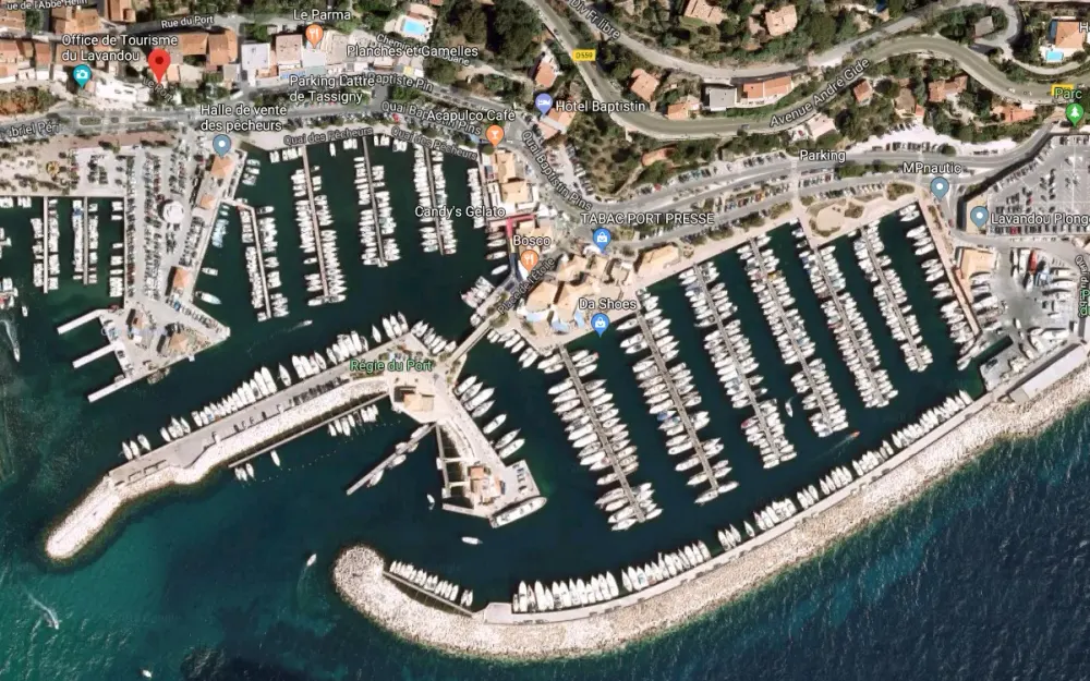 slider 0 Place de port Le Lavandou 9m par 2.90m