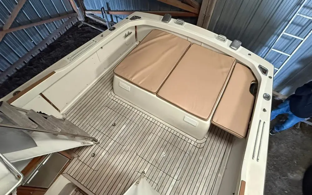 slider 21 Bertram Riva 25