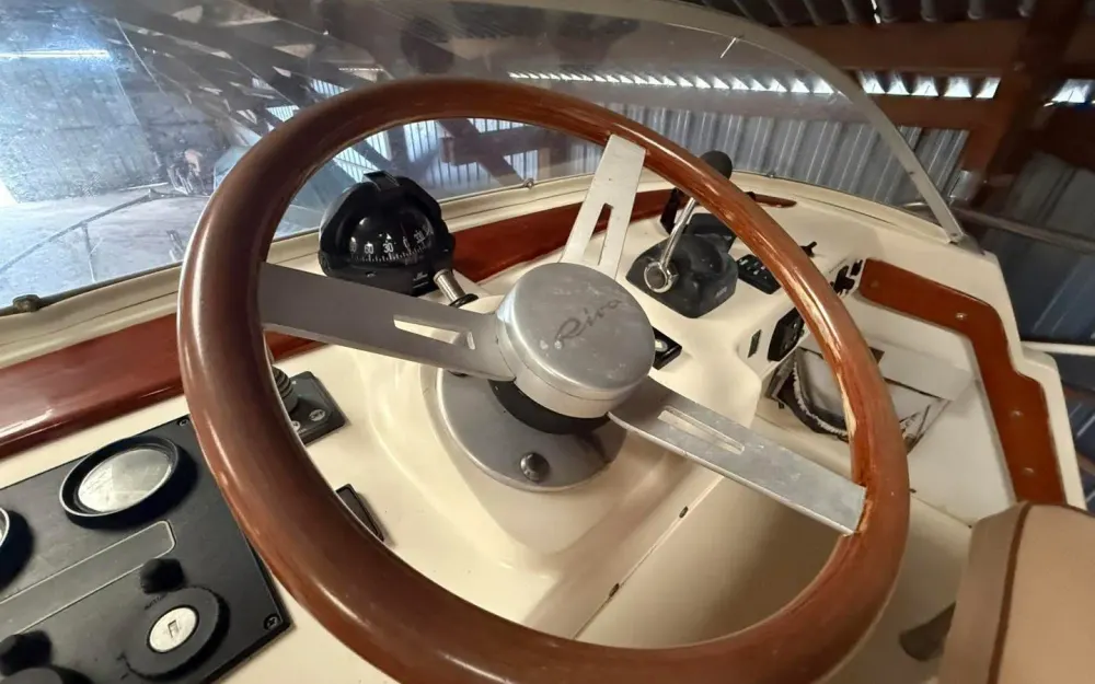 slider 18 Bertram Riva 25