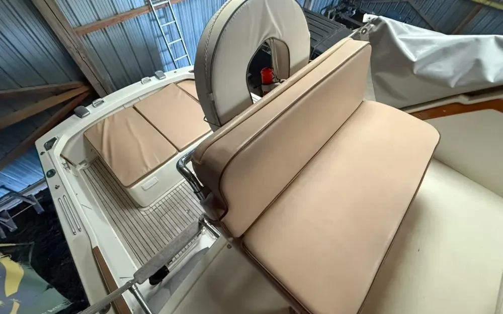 slider 20 Bertram Riva 25