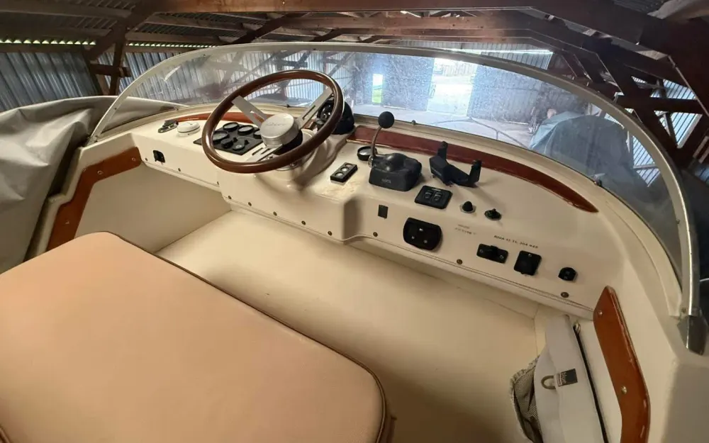 slider 16 Bertram Riva 25