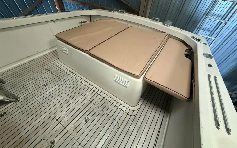 slider 22 Bertram Riva 25