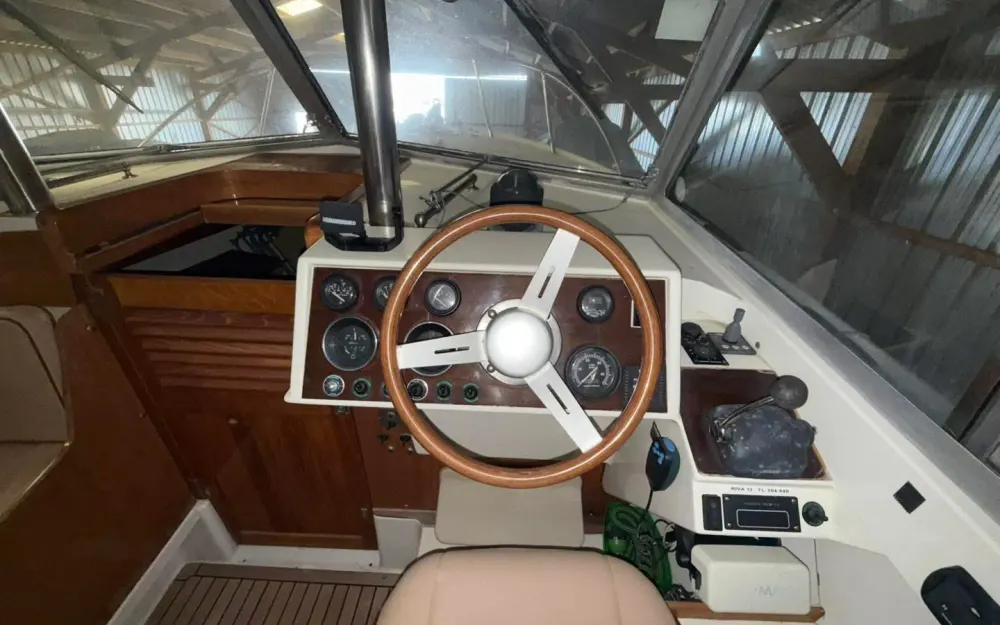 slider 32 Bertram Riva 25