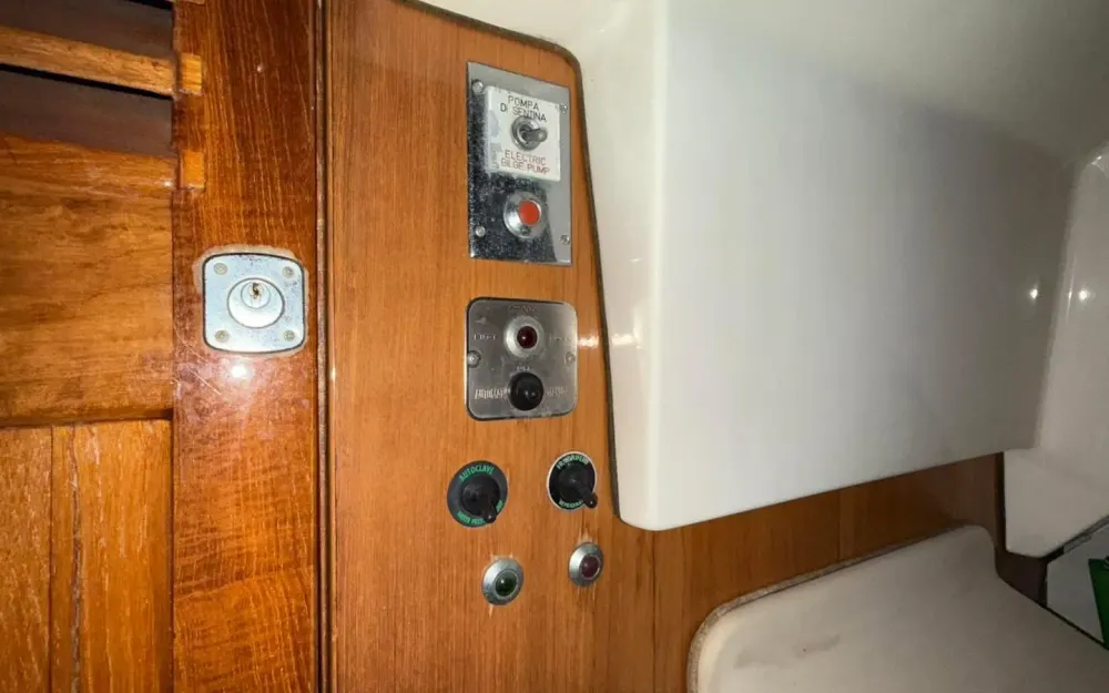 slider 37 Bertram Riva 25