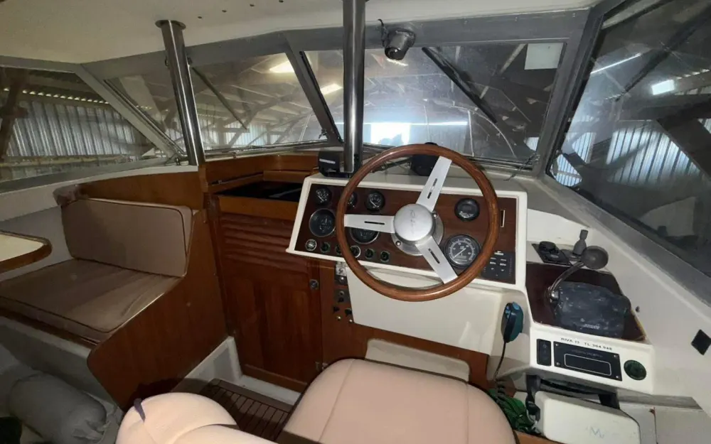 slider 39 Bertram Riva 25