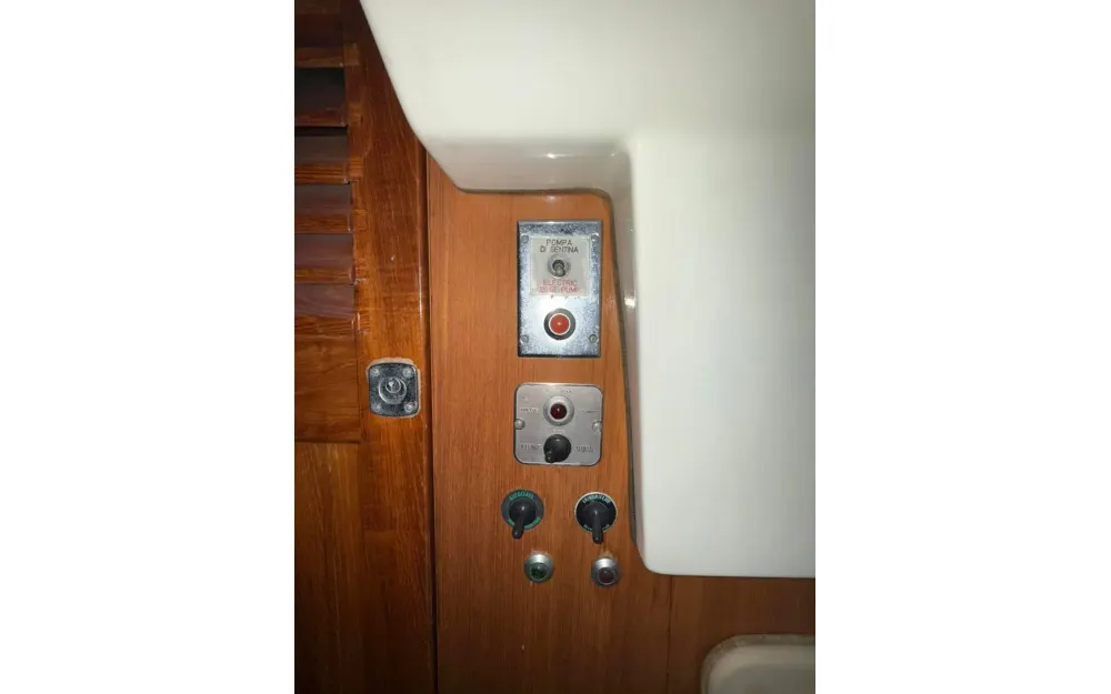 slider 38 Bertram Riva 25
