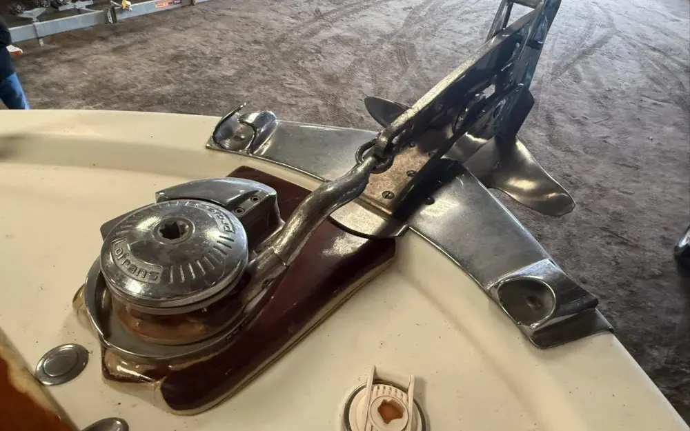 slider 10 Bertram Riva 25