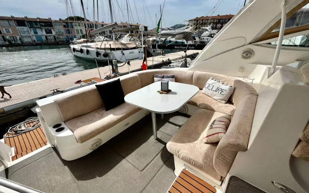 slider 1 Cruisers Yachts  440 Express