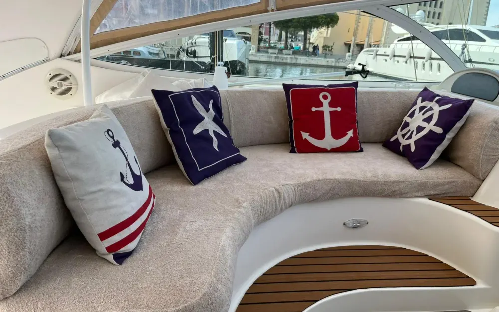 slider 6 Cruisers Yachts  440 Express