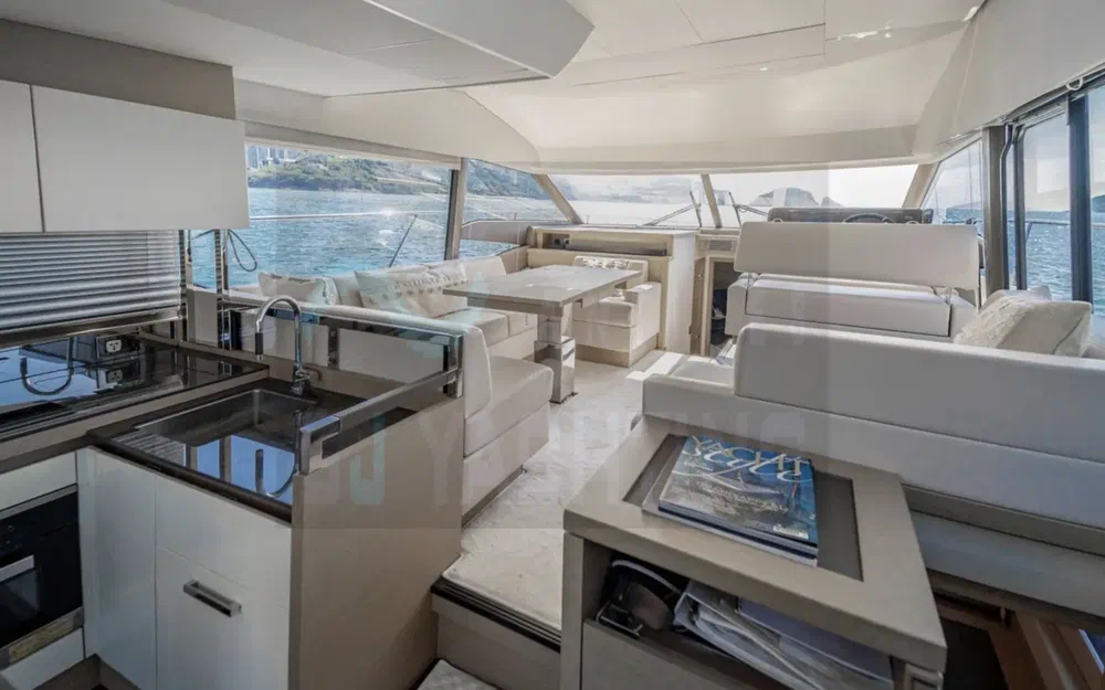 slider 4 Prestige Yachts 520 Fly