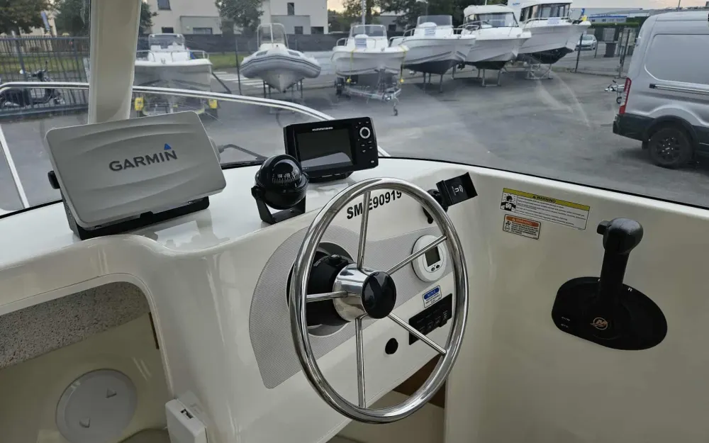 slider 6 Quicksilver  500 Pilothouse