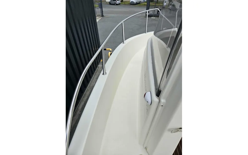 slider 8 Quicksilver  500 Pilothouse