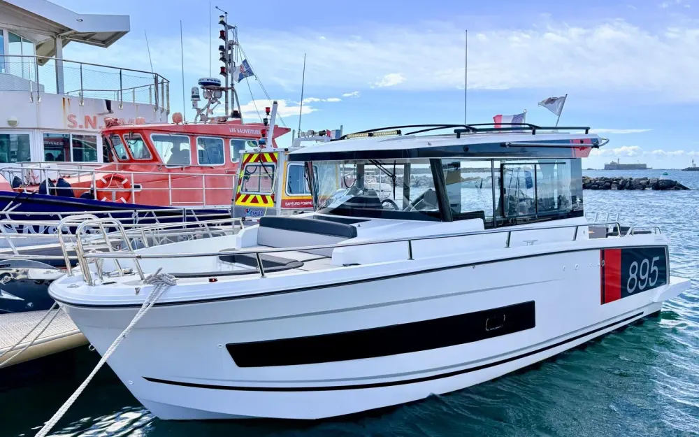 slider 1 Jeanneau Merry Fisher 895 Sport Offshore