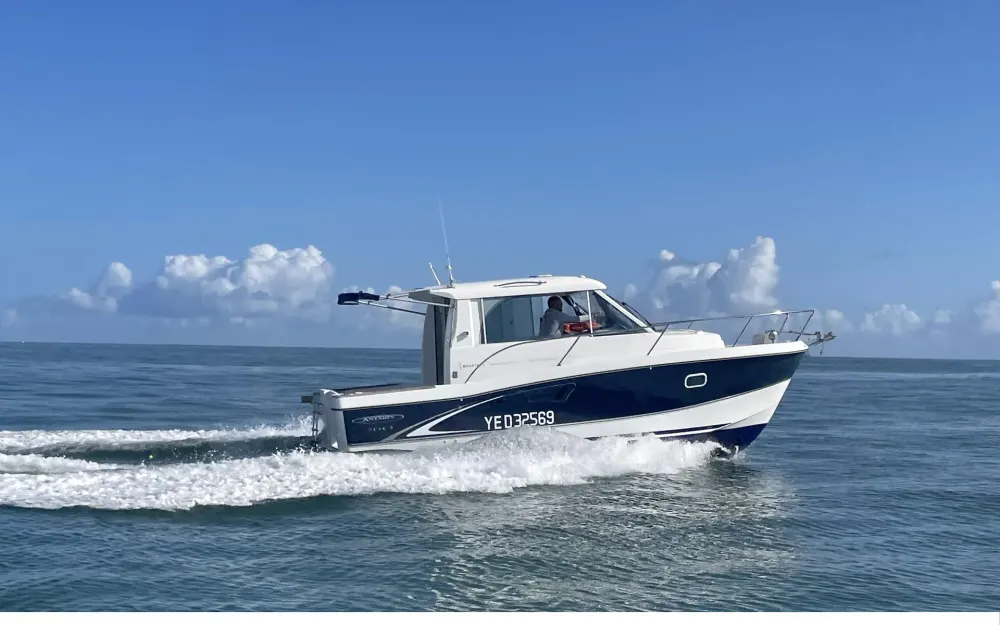 slider 1 Beneteau Antares 7