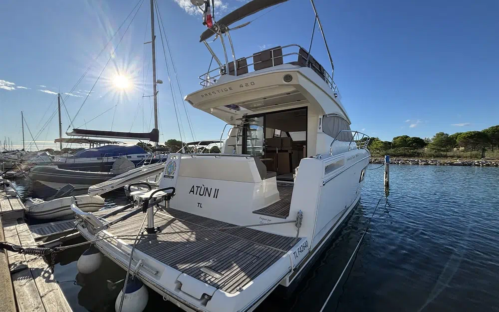 slider 0 Prestige Yachts 420 Fly