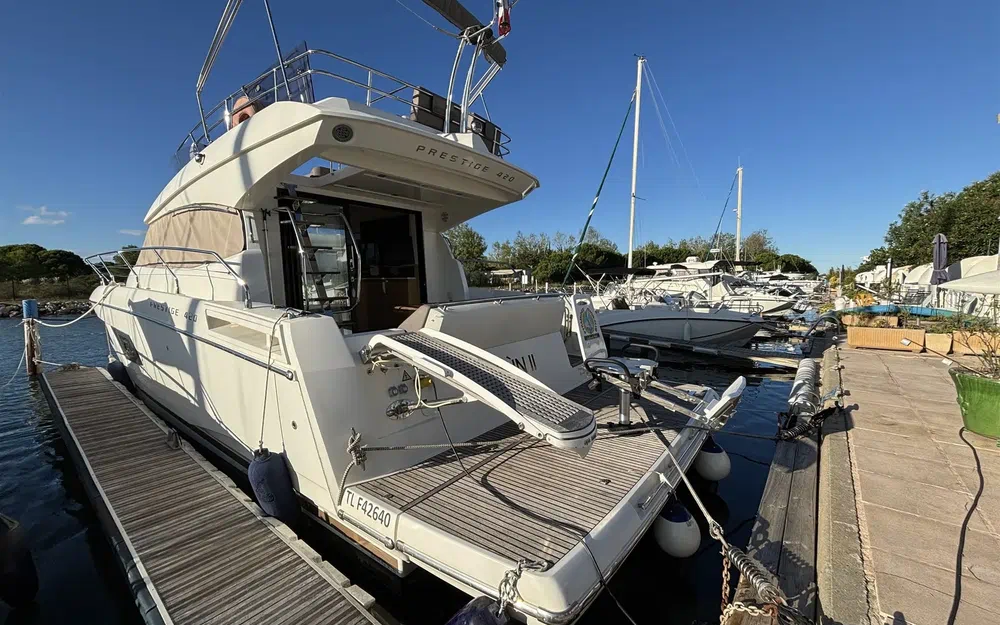 slider 1 Prestige Yachts 420 Fly