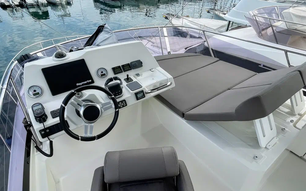 slider 3 Prestige Yachts 420 Fly