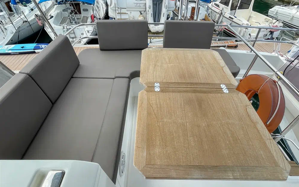 slider 8 Prestige Yachts 420 Fly