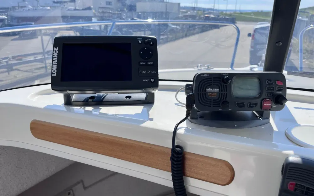 slider 12 Quicksilver  640 Pilothouse