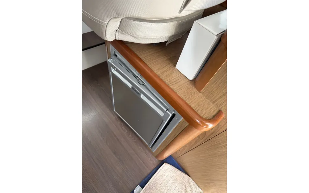 slider 7 Beneteau Antares 880 HB