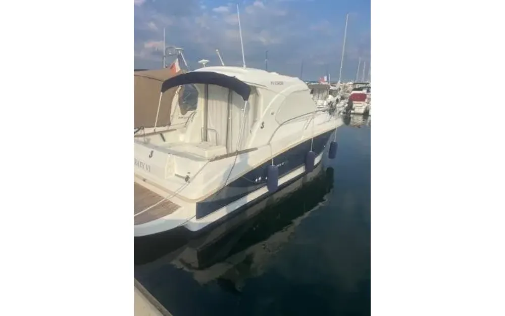 slider 1 Beneteau Antares 8