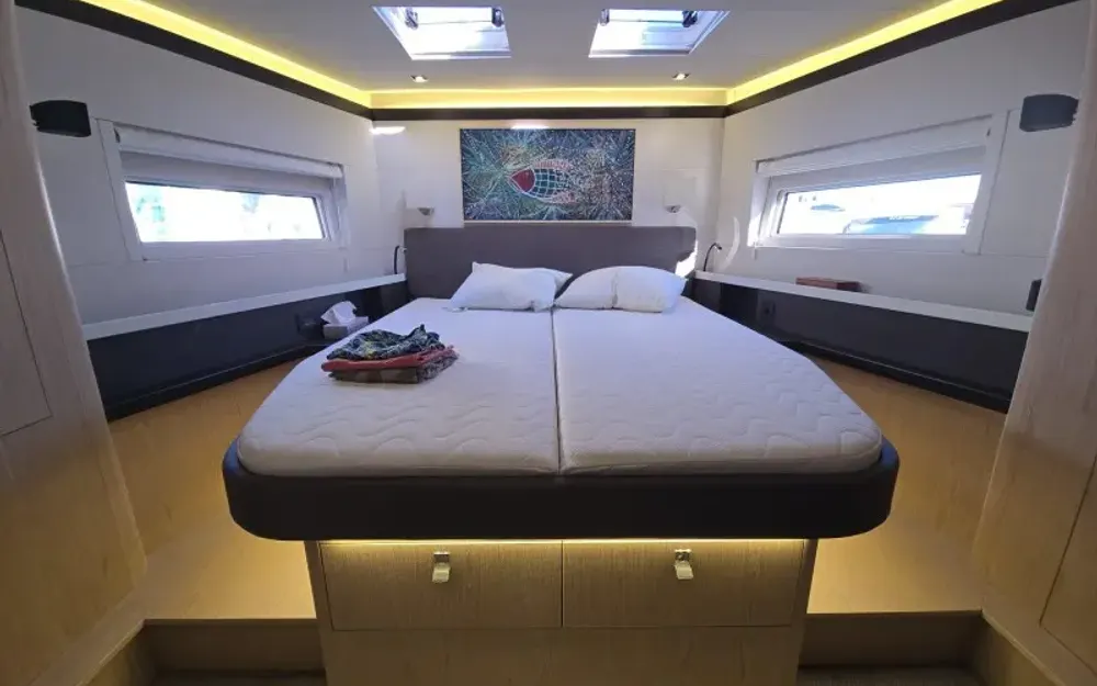 slider 9 Beneteau Oceanis Yacht 62