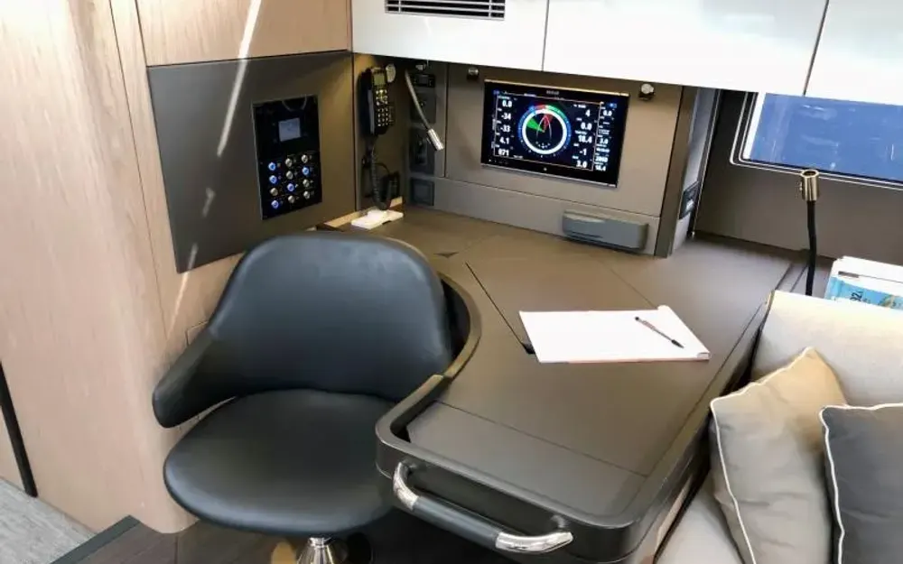 slider 12 Beneteau Oceanis Yacht 62