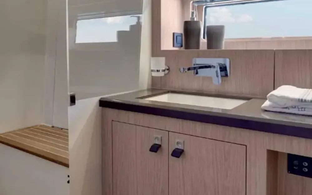 slider 16 Beneteau Oceanis Yacht 62