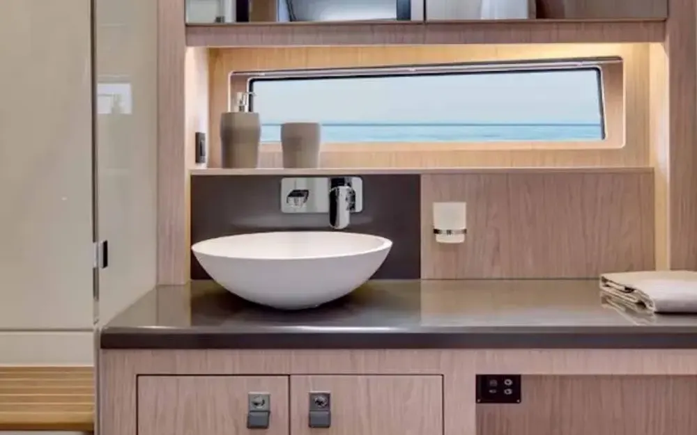 slider 17 Beneteau Oceanis Yacht 62