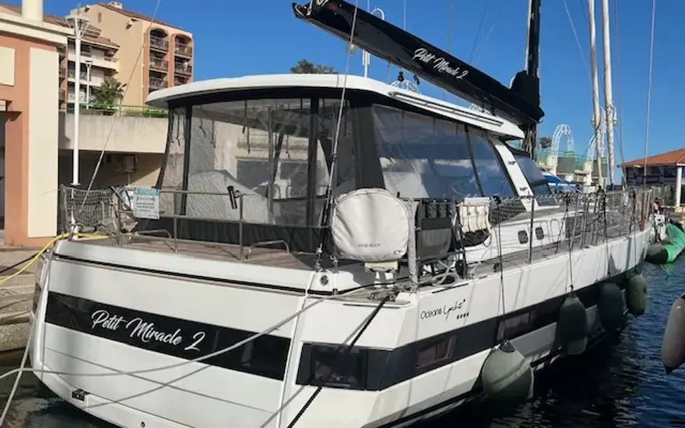 slider 1 Beneteau Oceanis Yacht 62
