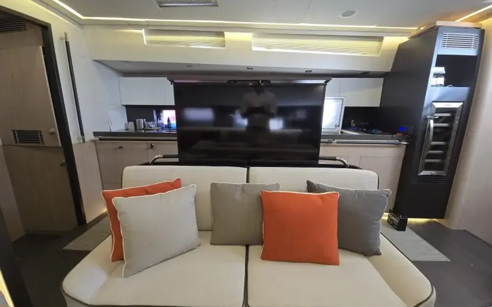 slider 8 Beneteau Oceanis Yacht 62