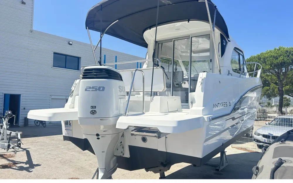 slider 1 Beneteau Antares 8