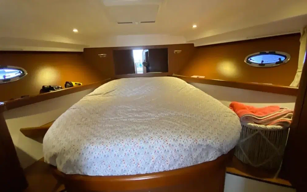 slider 22 Beneteau Antares 36