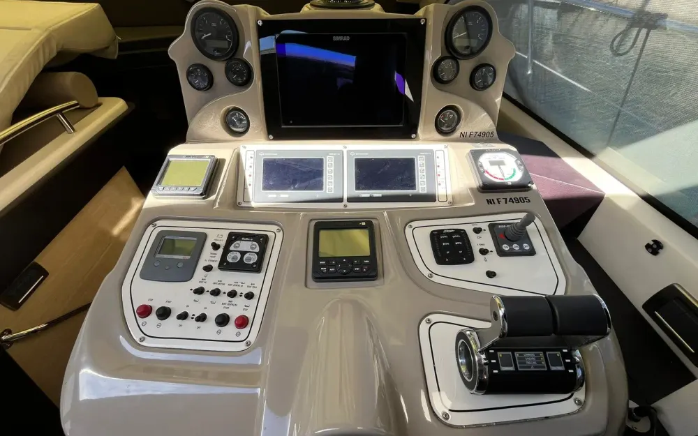 slider 13 Queens Yachts  54