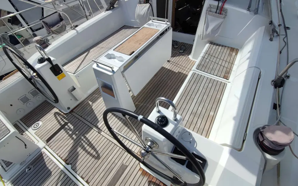 slider 4 Beneteau Oceanis 38.1