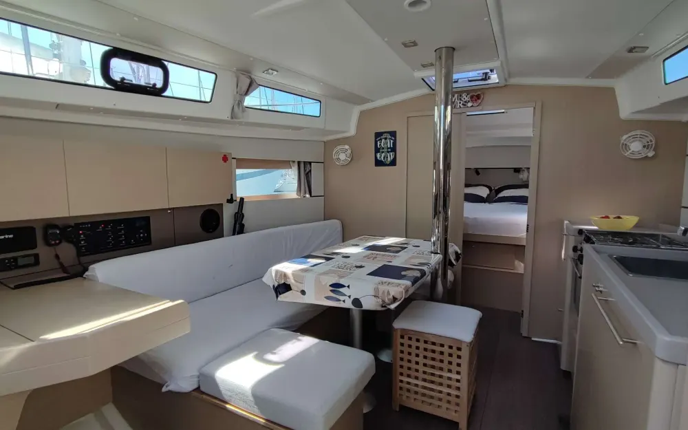slider 8 Beneteau Oceanis 38.1